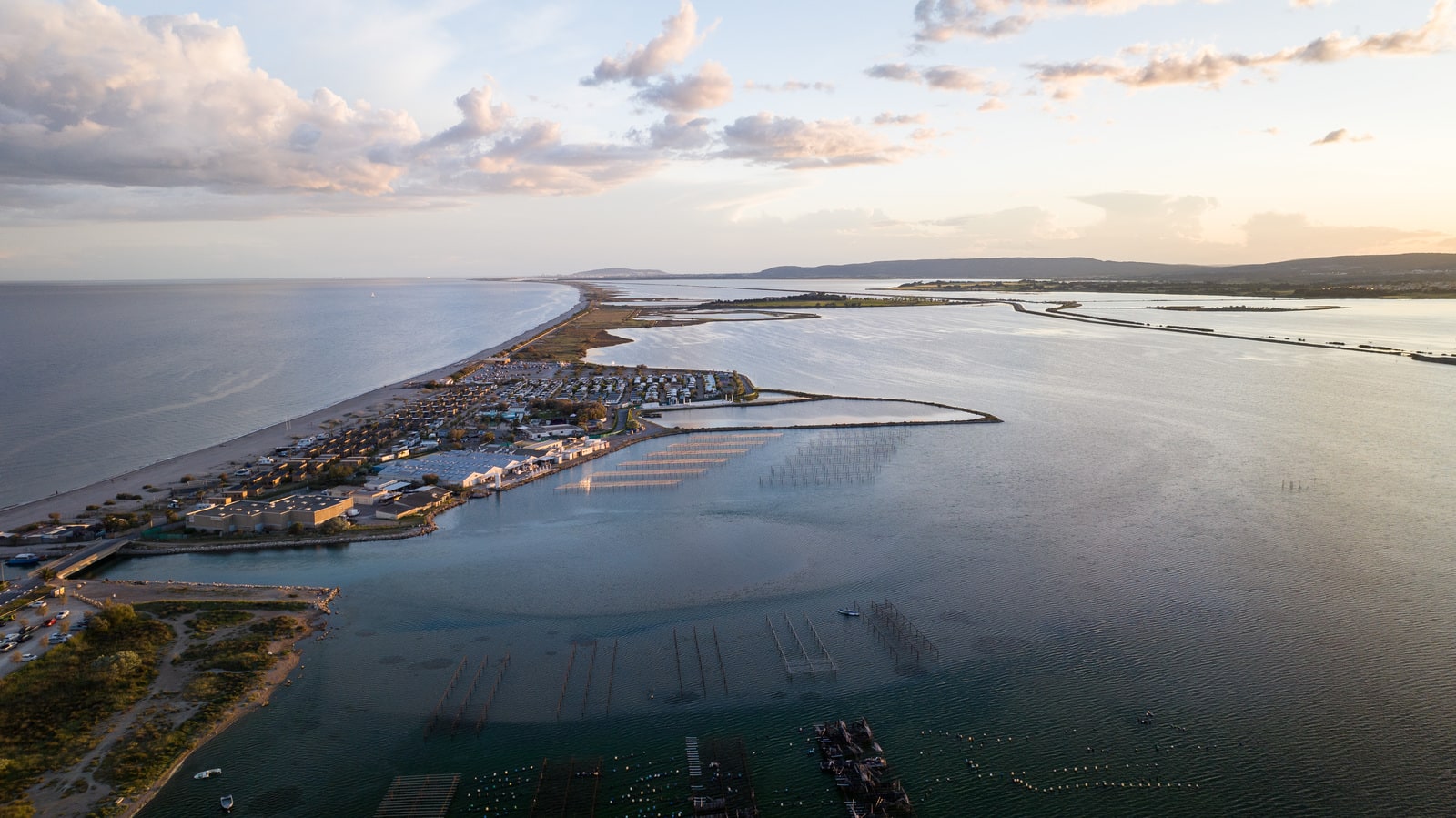 coucher de soleil sur les marais en drone