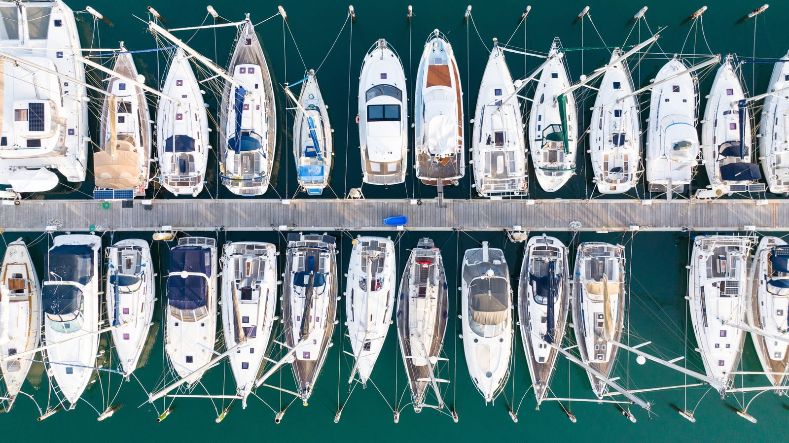 bateaux dans le port en drone