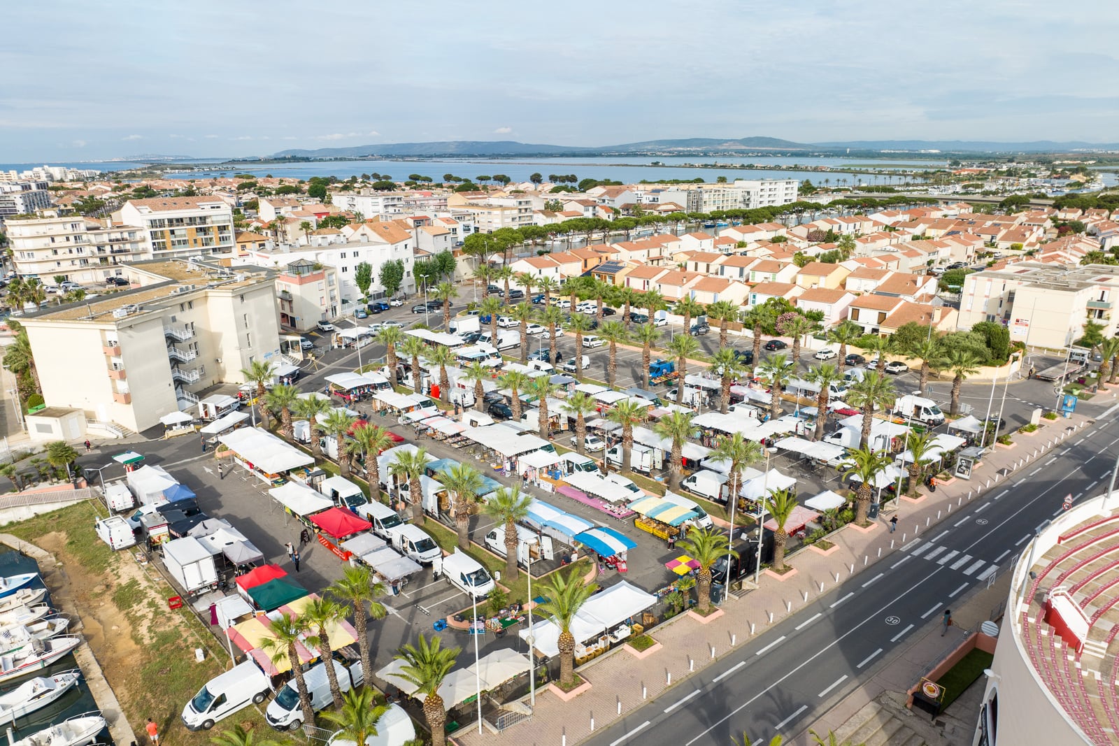 marché en ville en drone