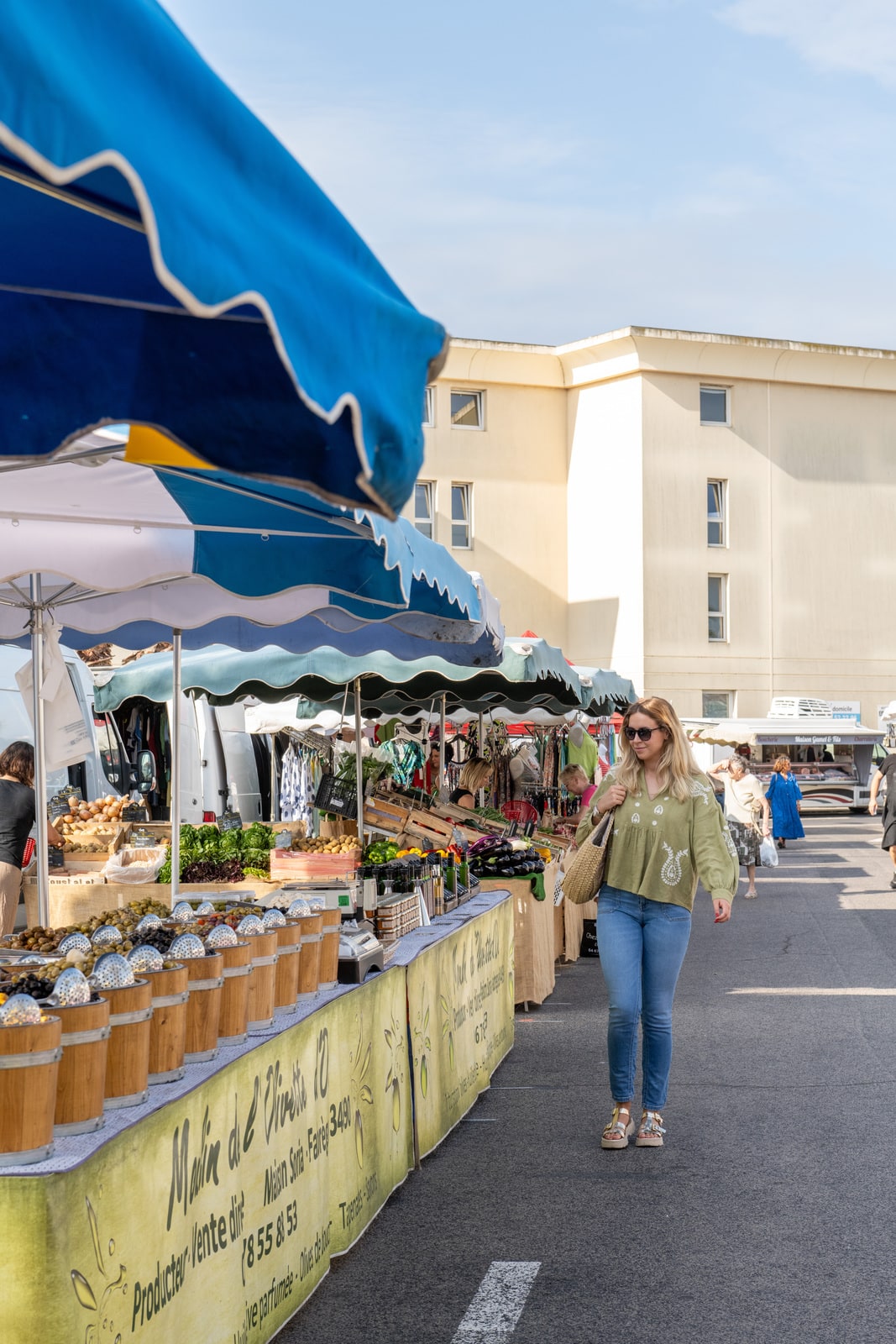 femme au marché devant étal