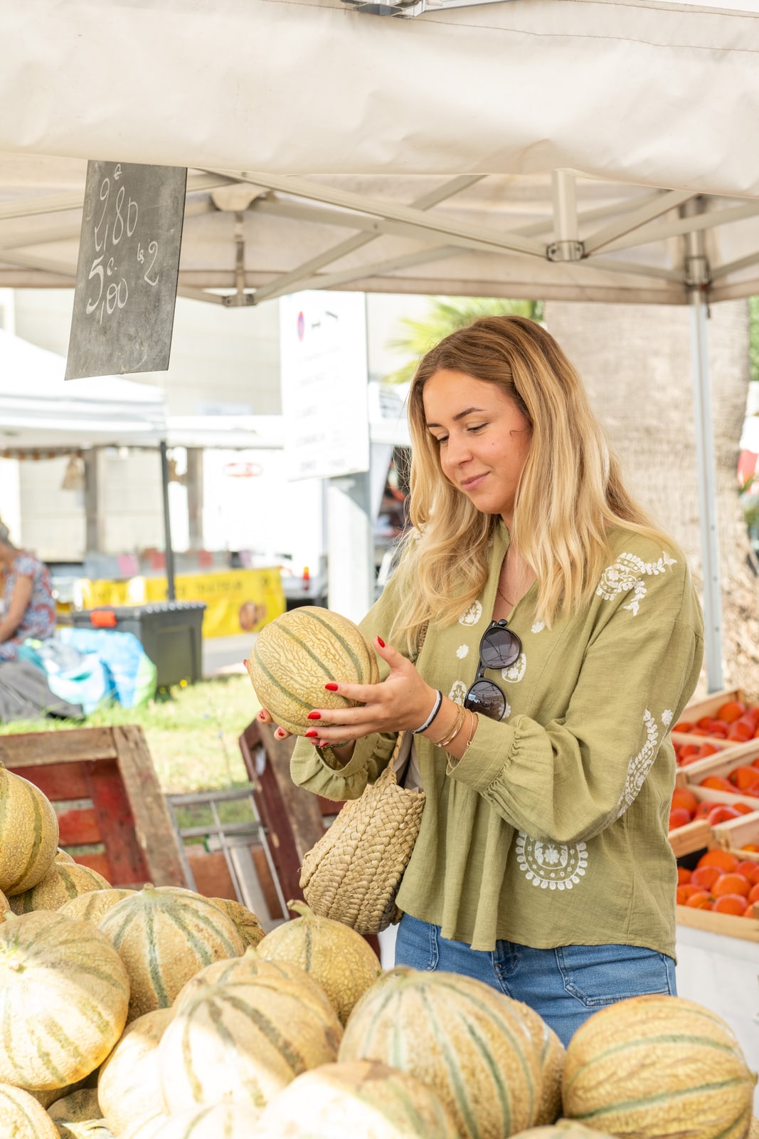 femme choisis un melon au marché