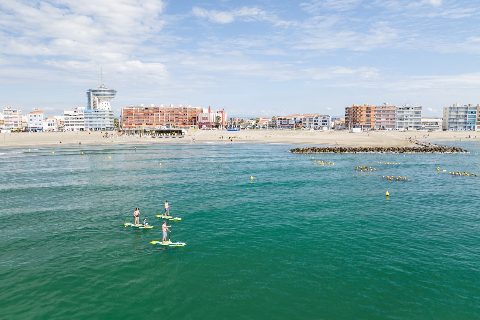 famille en puddle sur la mer avec ville en fond