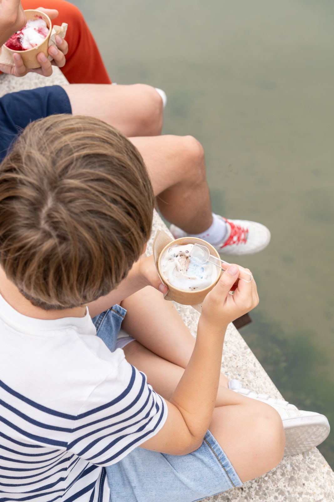 enfant mange une glace