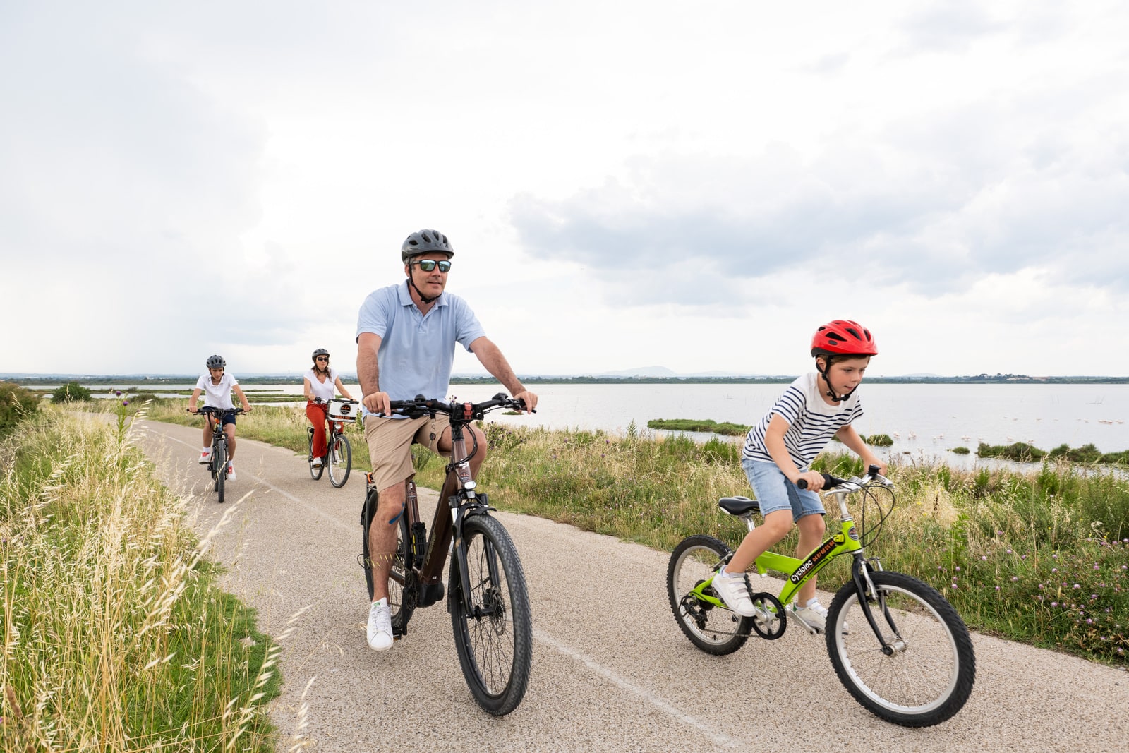 vélo en famille sur une voie verte le long du marais