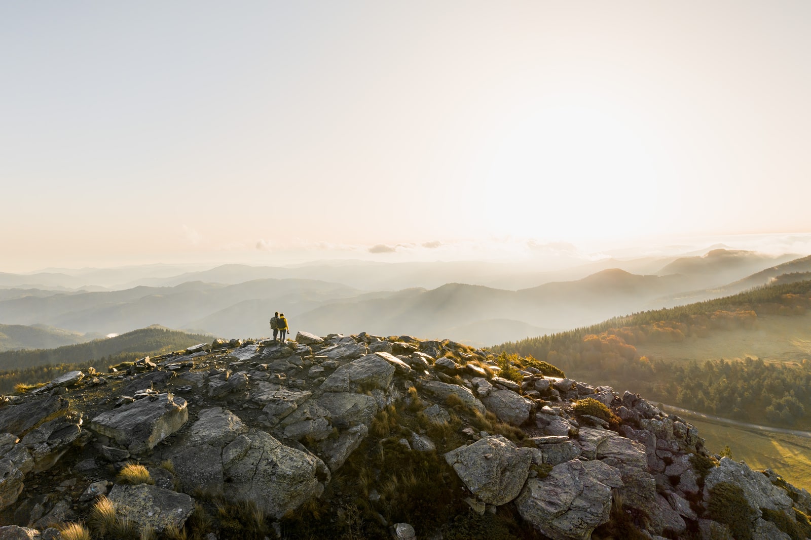 randonneurs face aux montagnes