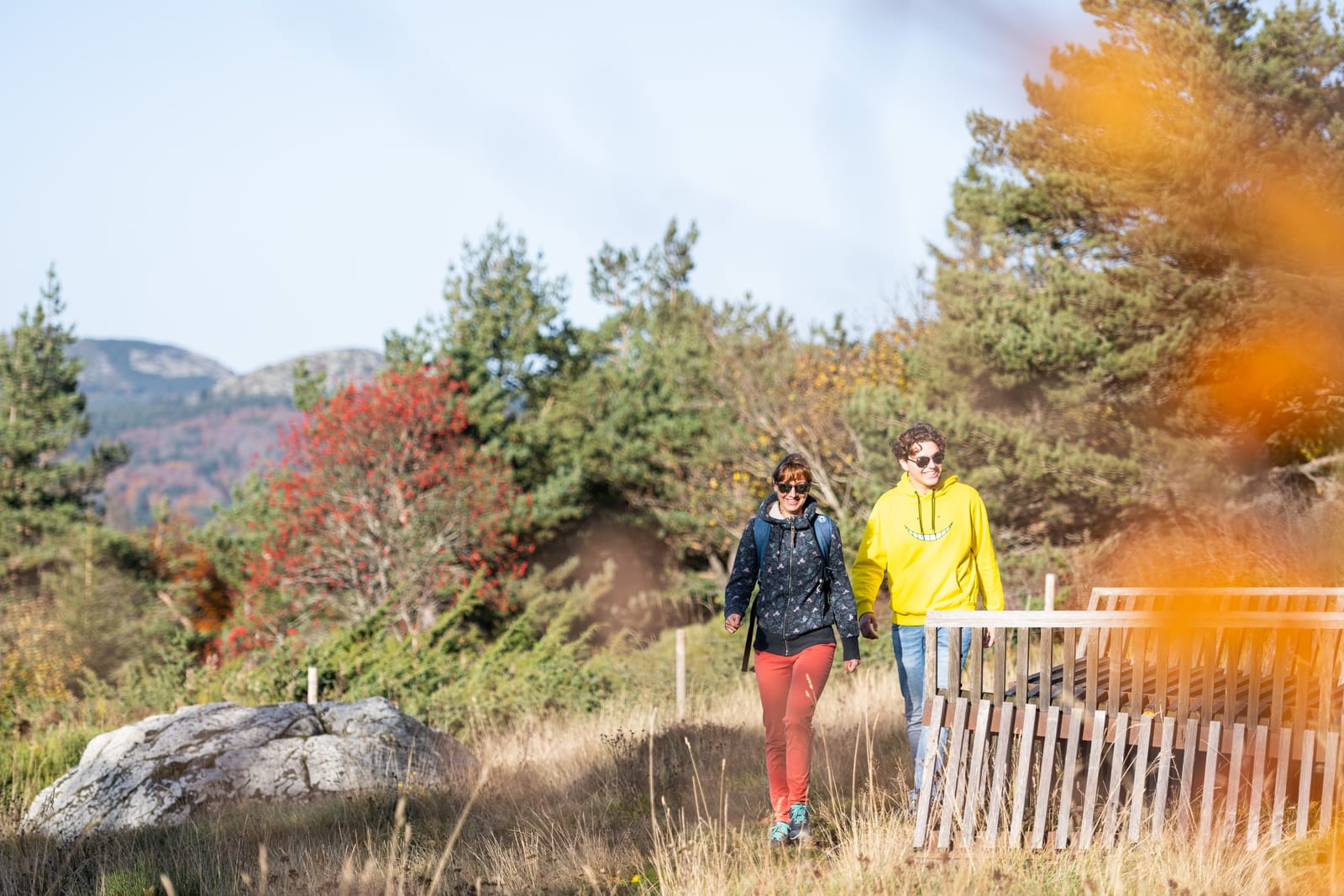 randonneurs vers structure en bois