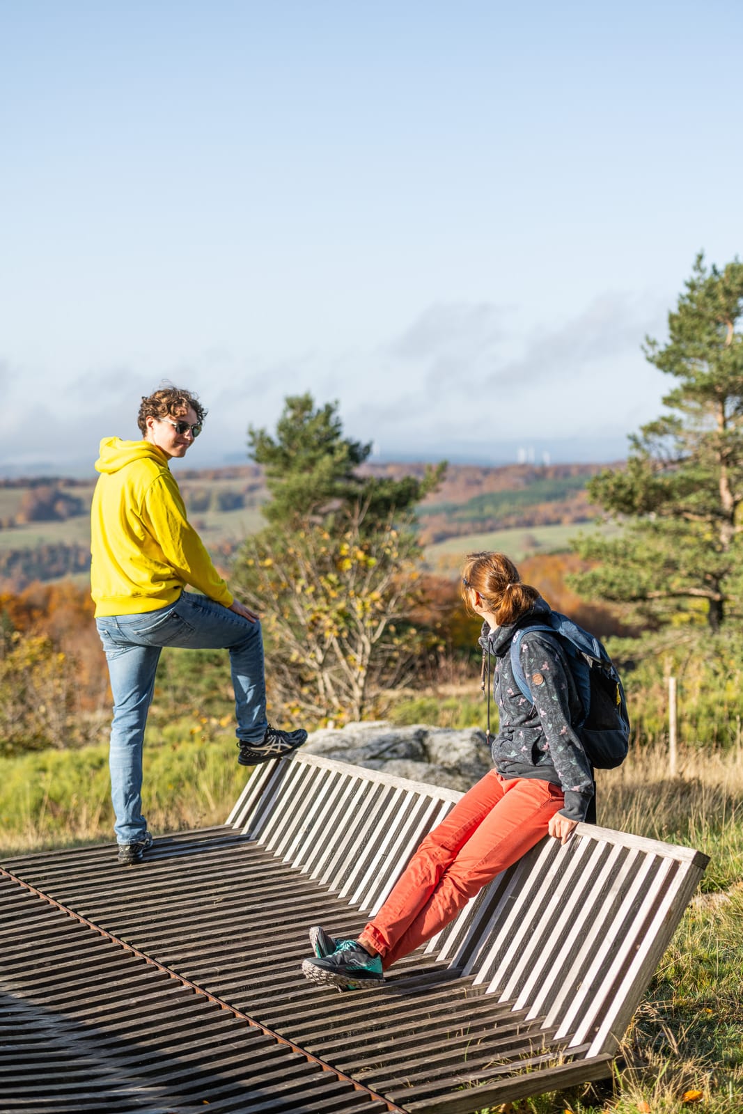 randonneurs sur structure en bois