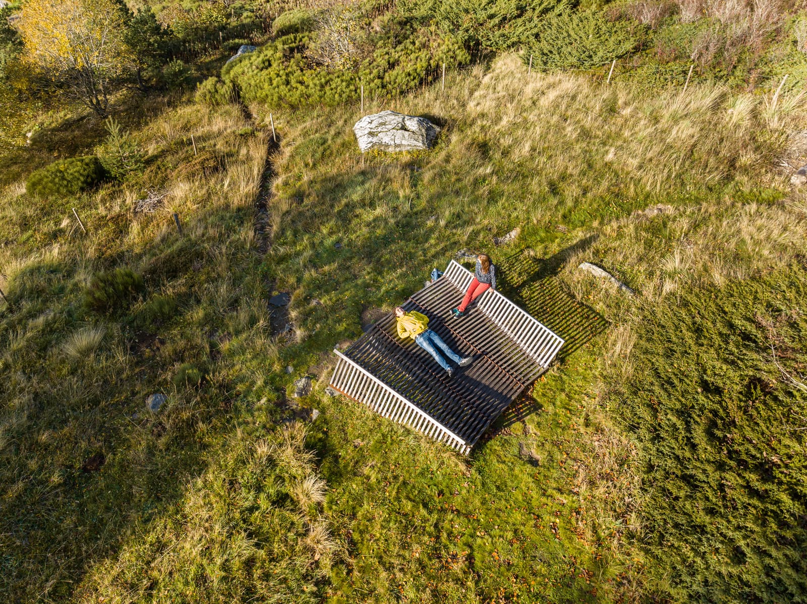 randonneurs sur structure en bois en drone