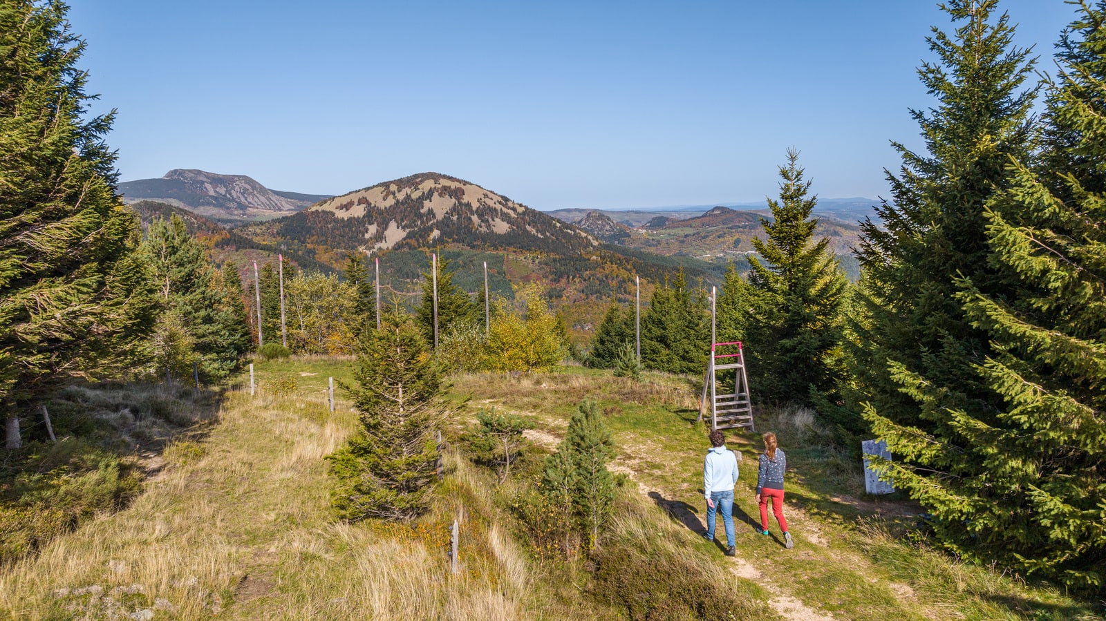 randonneurs vers structure en bois