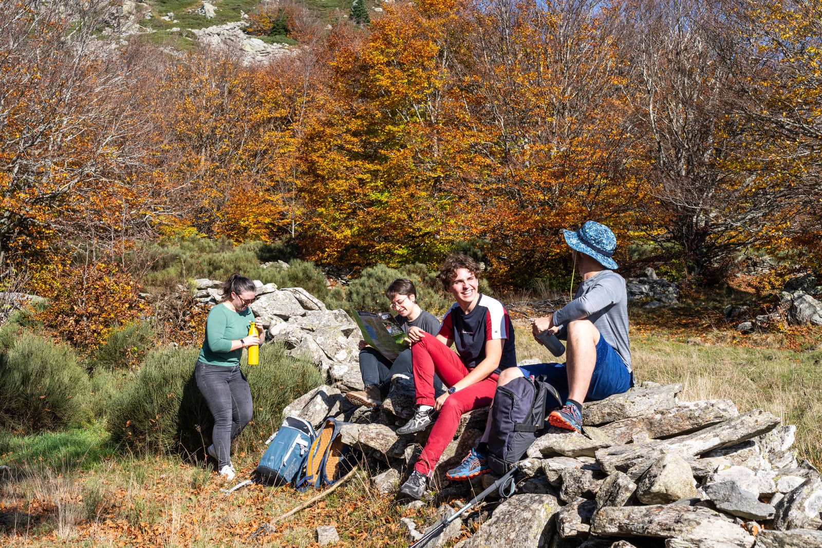 pause randonneurs sur muret en pierre