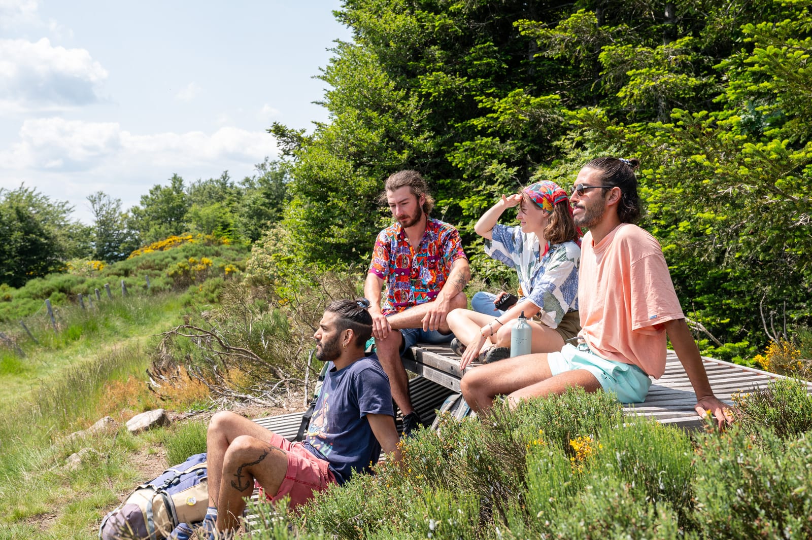 pause randonneurs sur structure en bois