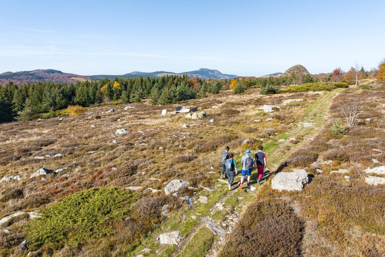 randonneurs vers structure en bois en drone