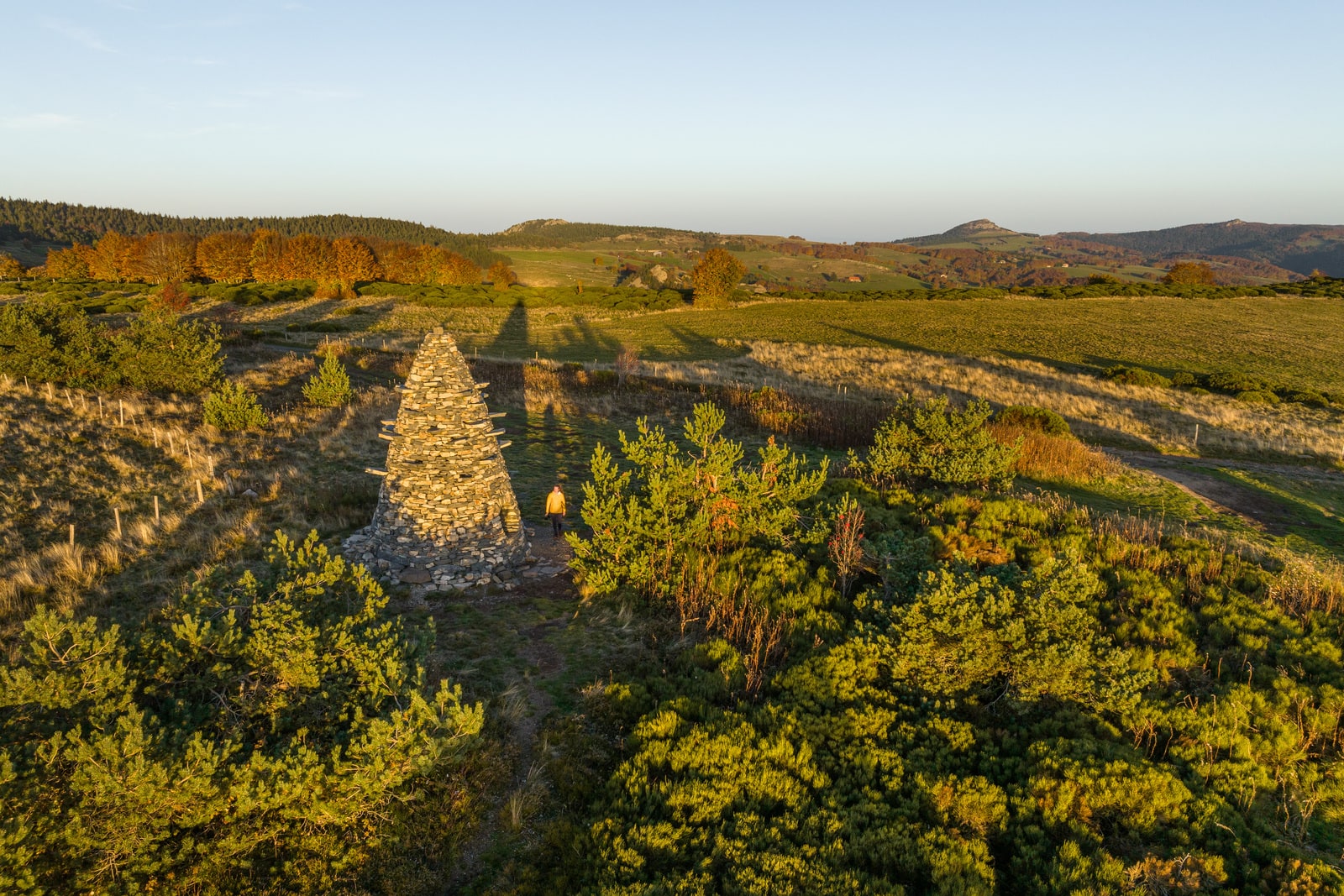 oeuvre d'art en pierre en drone au coucher du soleil