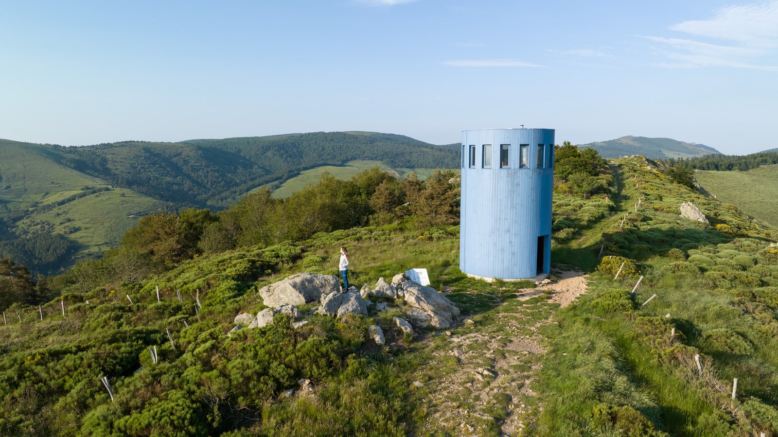 randonneur à cote d'une oeuvre d'art