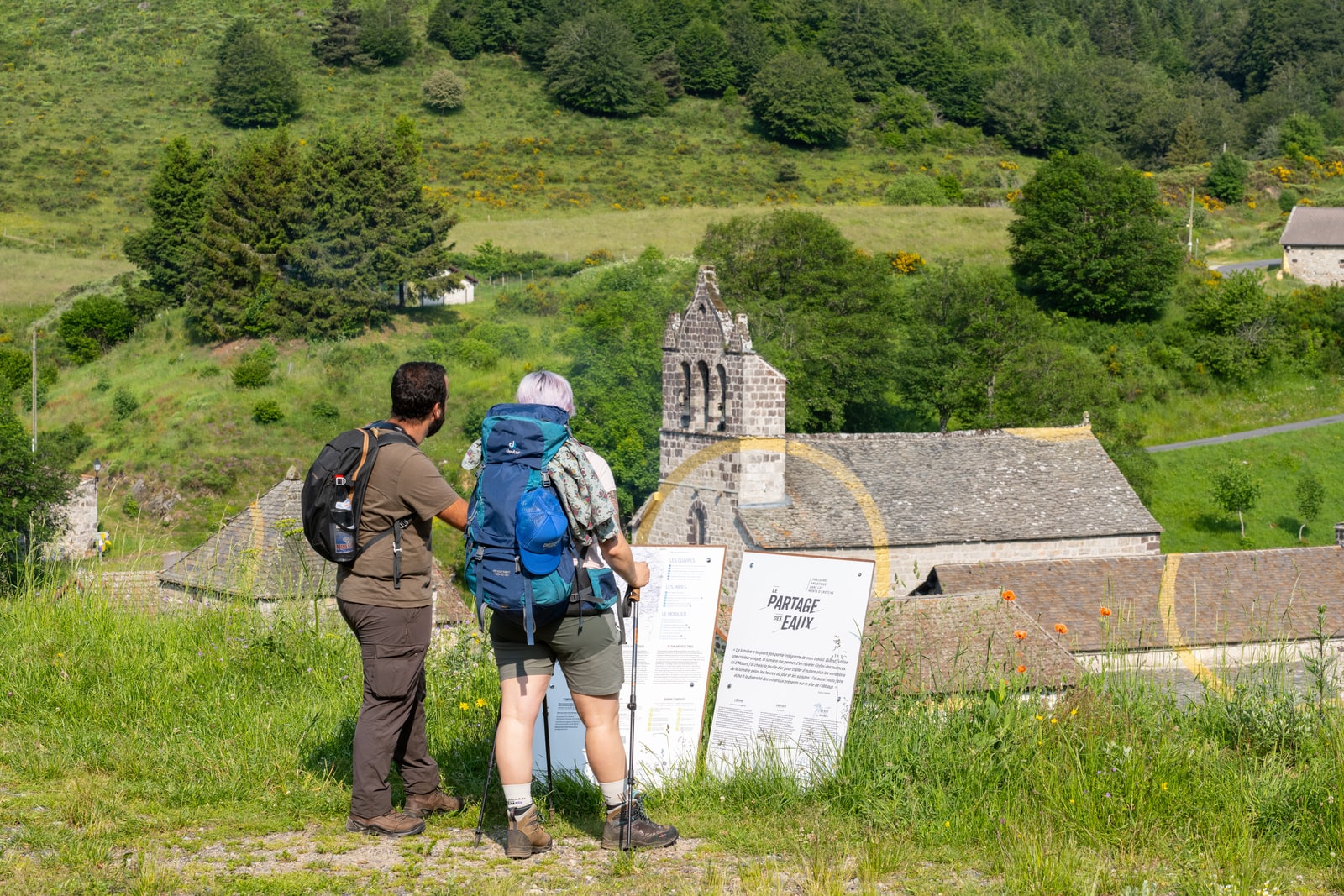 randonneurs devant abbaye