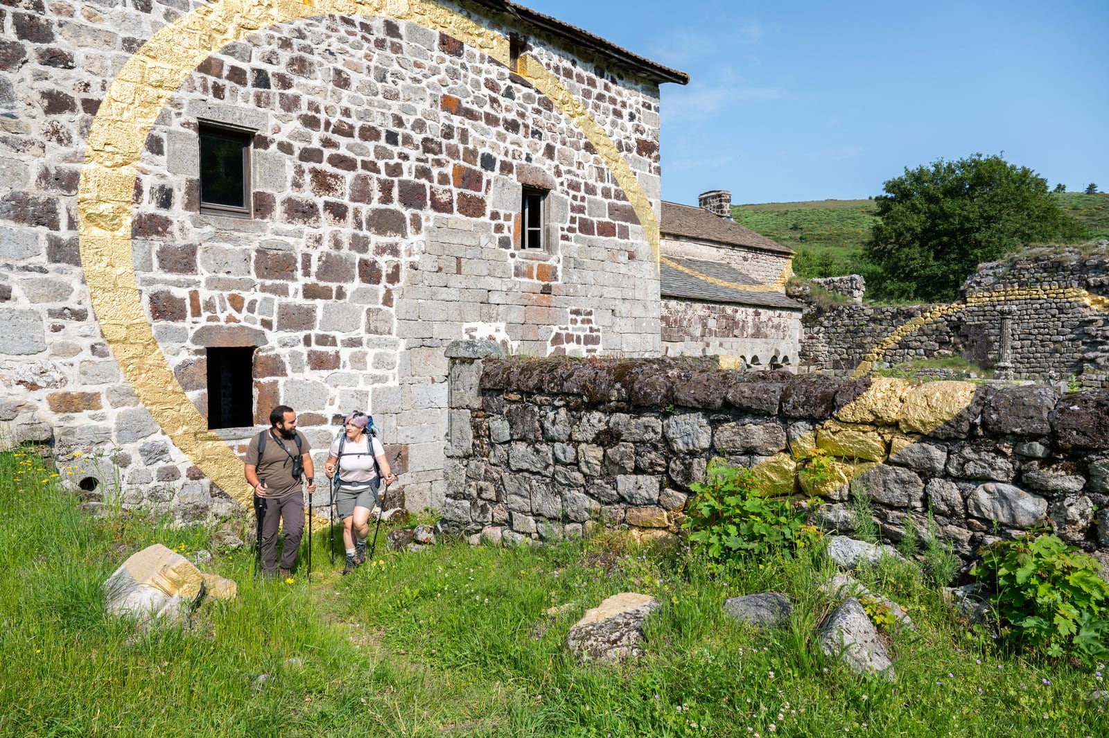 randonneurs devant abbaye oeuvre d'art