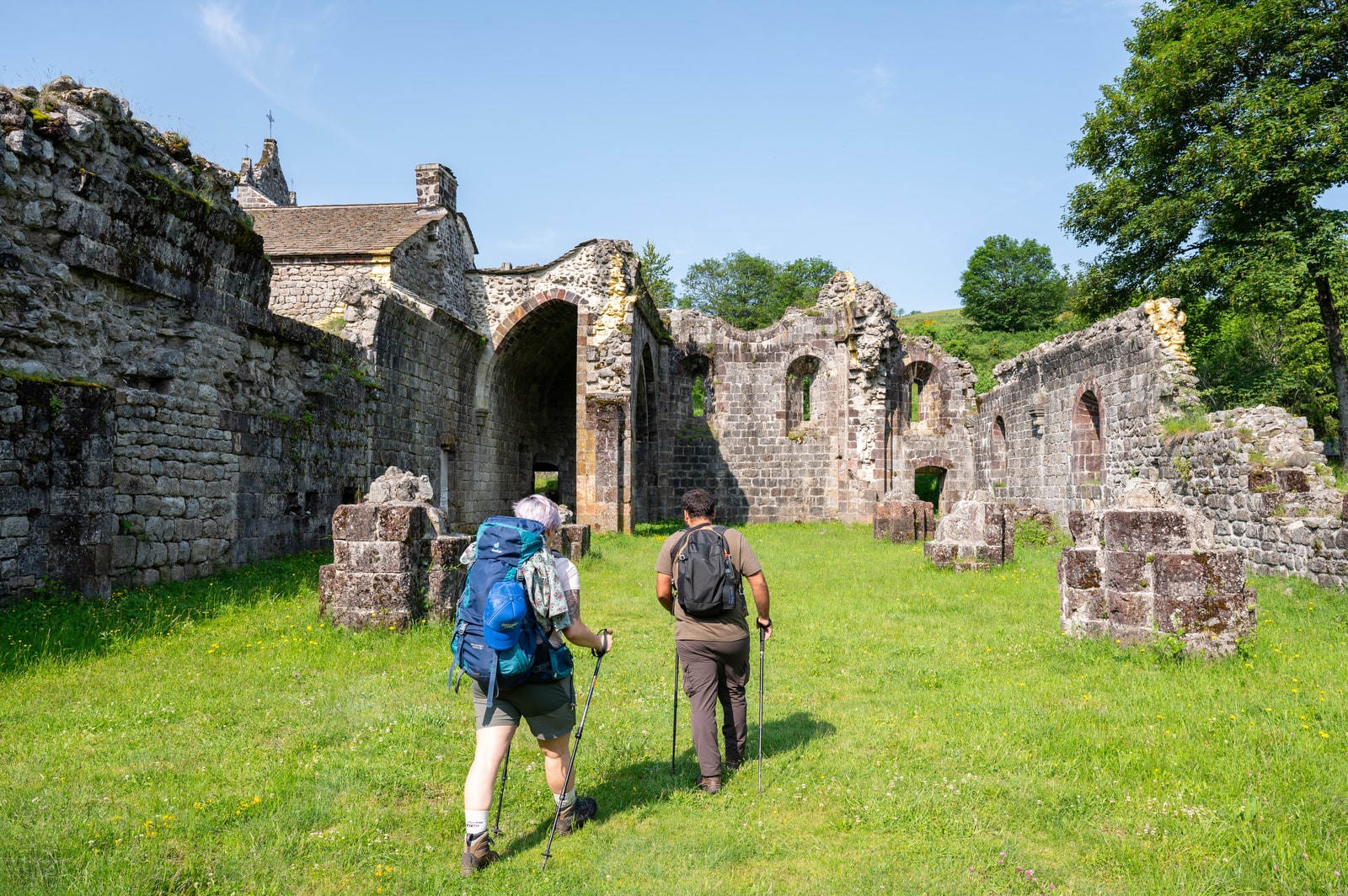 randonneurs dans l'abbaye en ruine