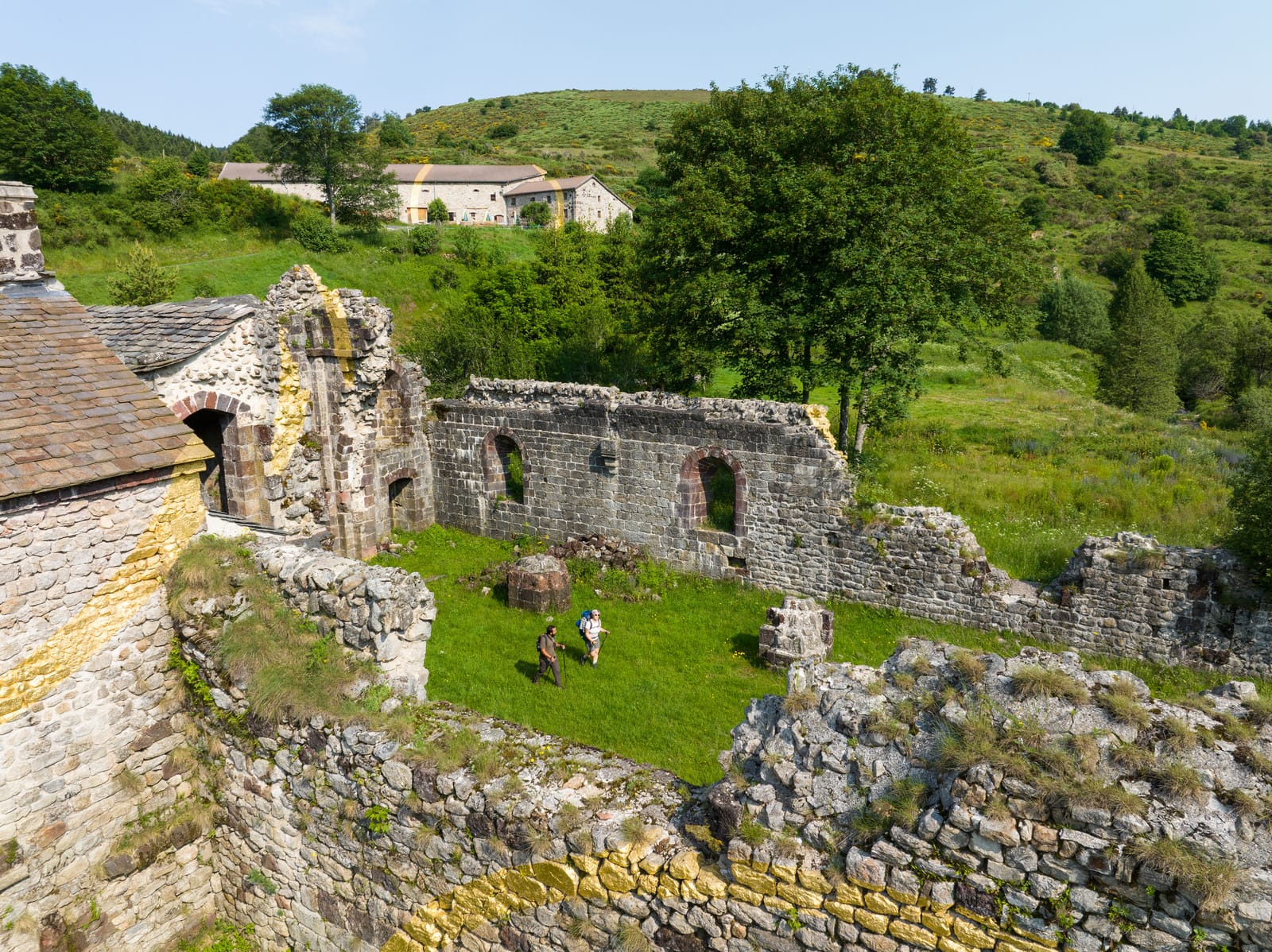 randonneurs dans l'abbaye en ruine en drone