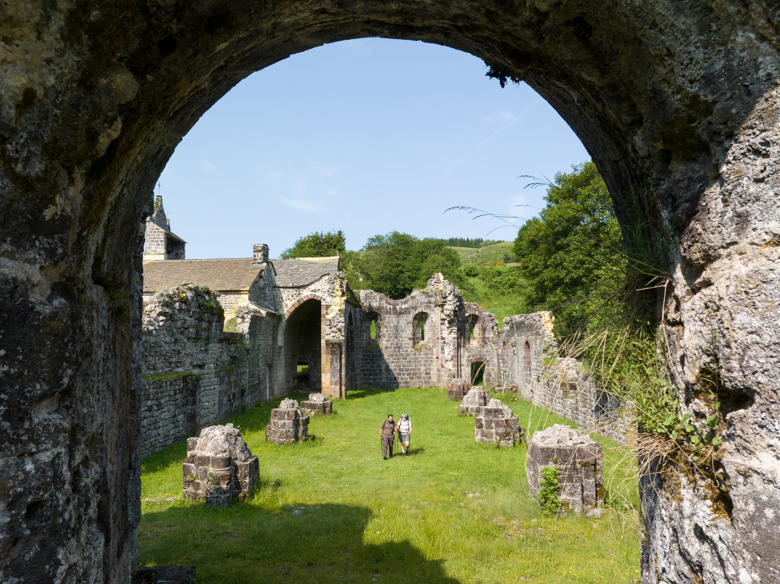 randonneurs dans l'abbaye en ruine en drone