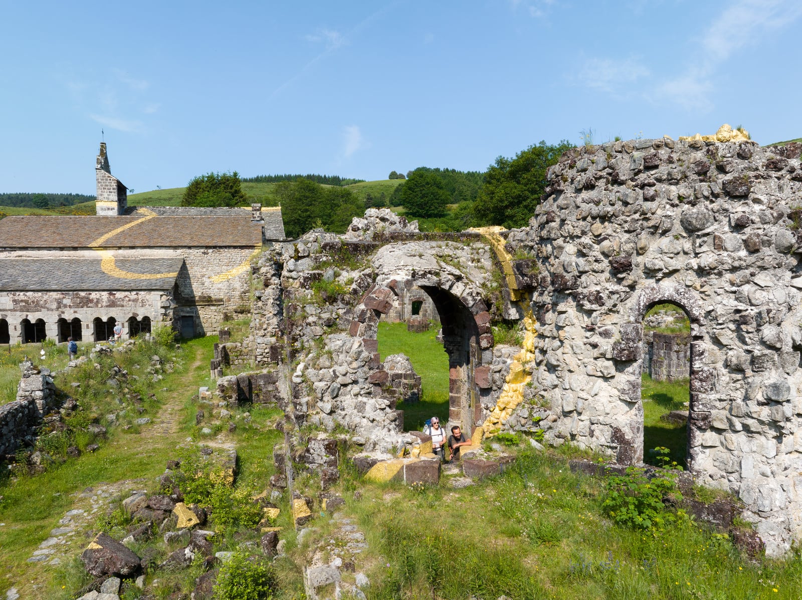 randonneurs dans l'abbaye en ruine