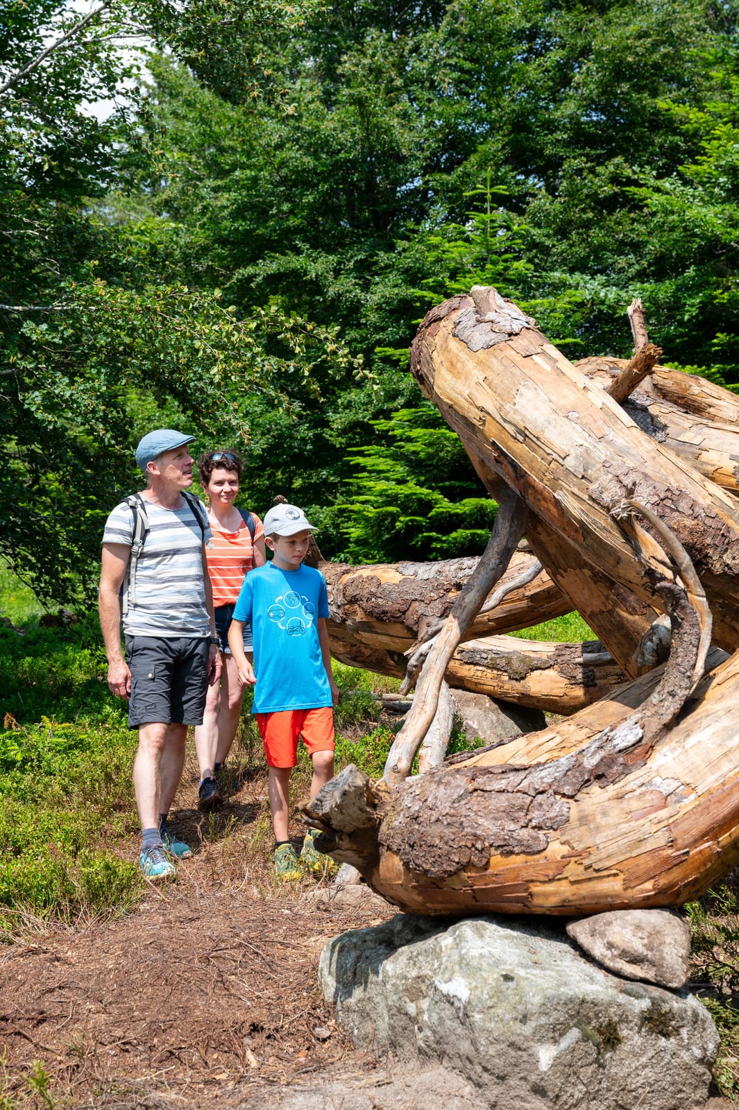 famille autour d'un oeuvre d'art en bois