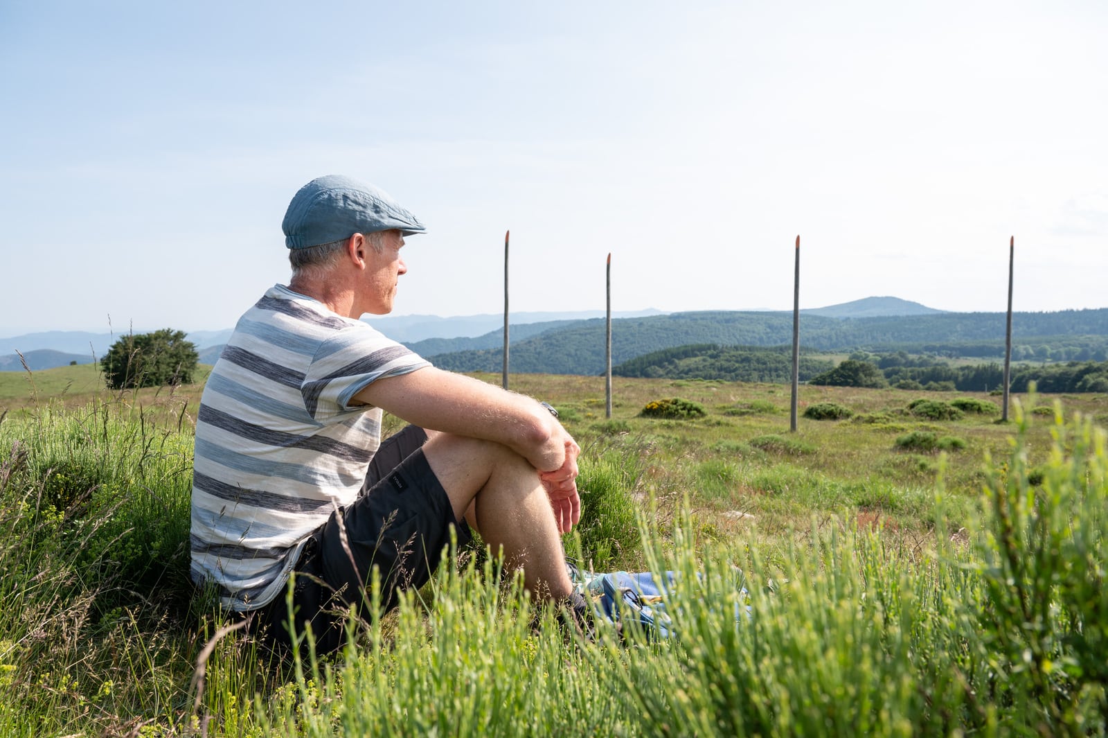 randonneur face au paysage et aux structures en bois