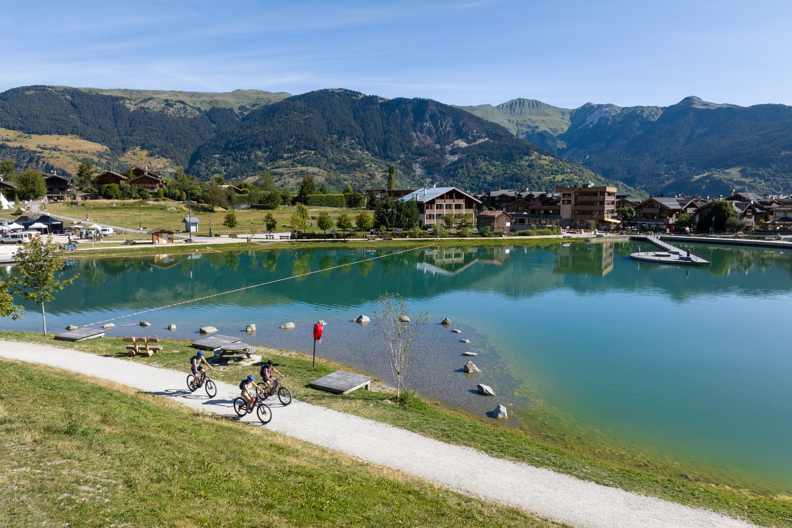 velo en bord de lac de montagne