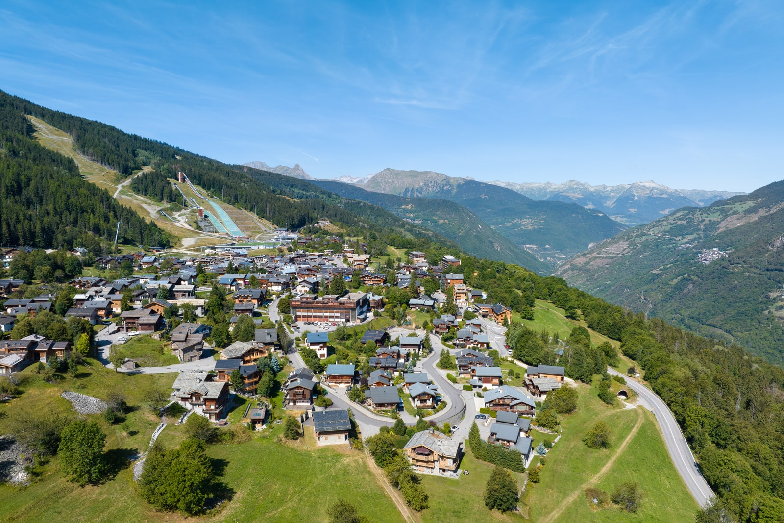 station de ski en été en drone