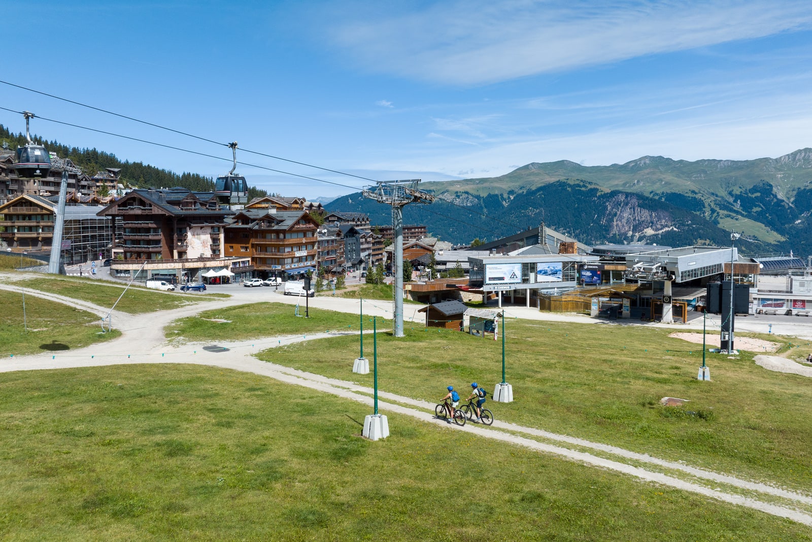 vtt au pied d'uns station de ski en été