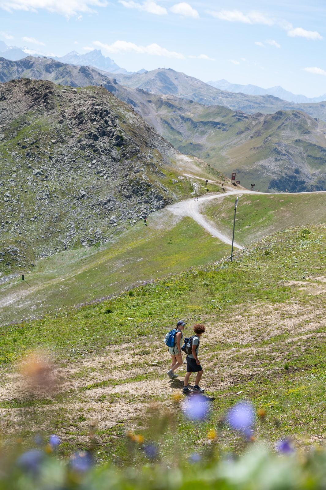 randonneurs remontent un sentier de montagne