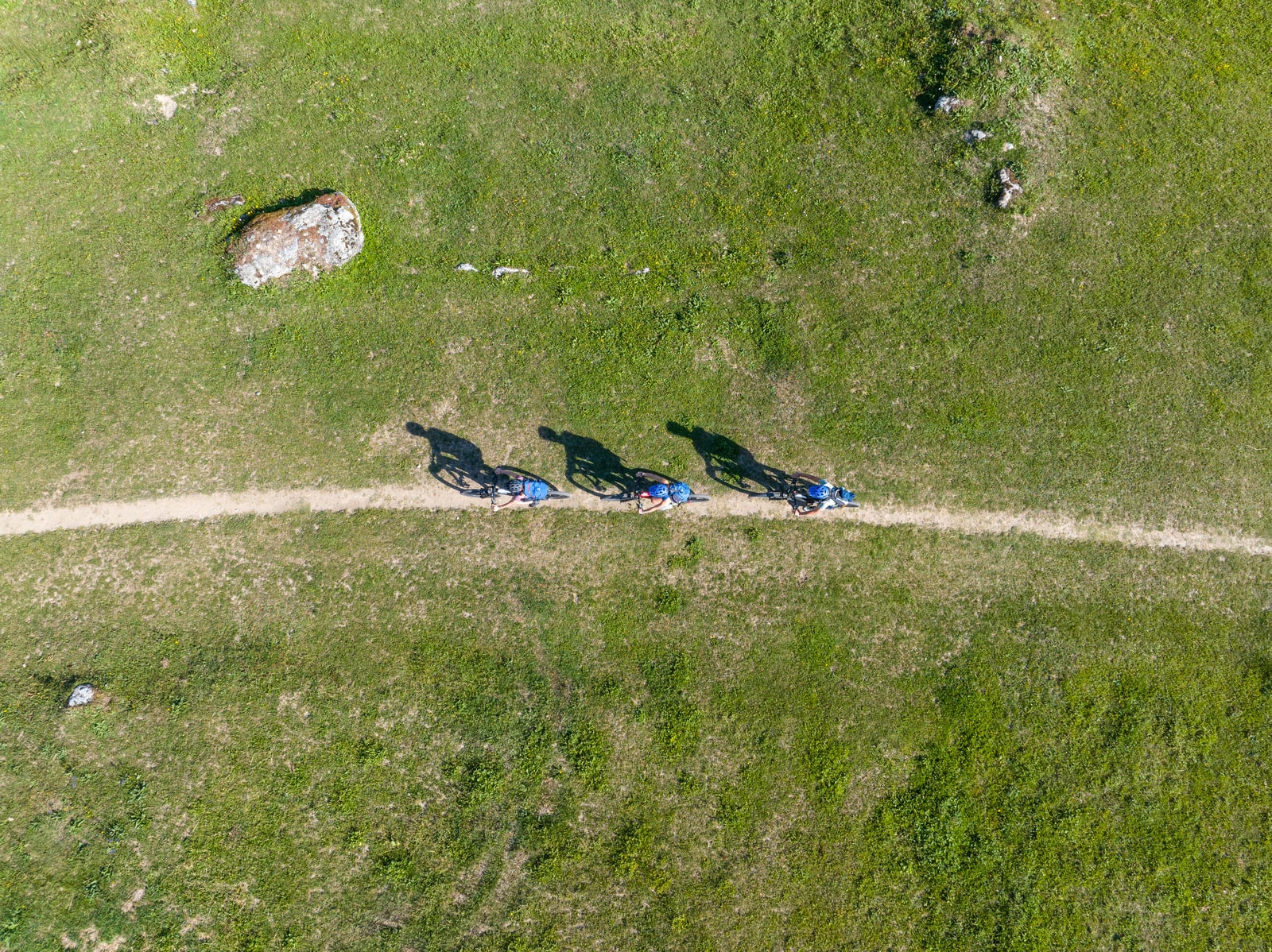 velos sur sentier vue du dessus