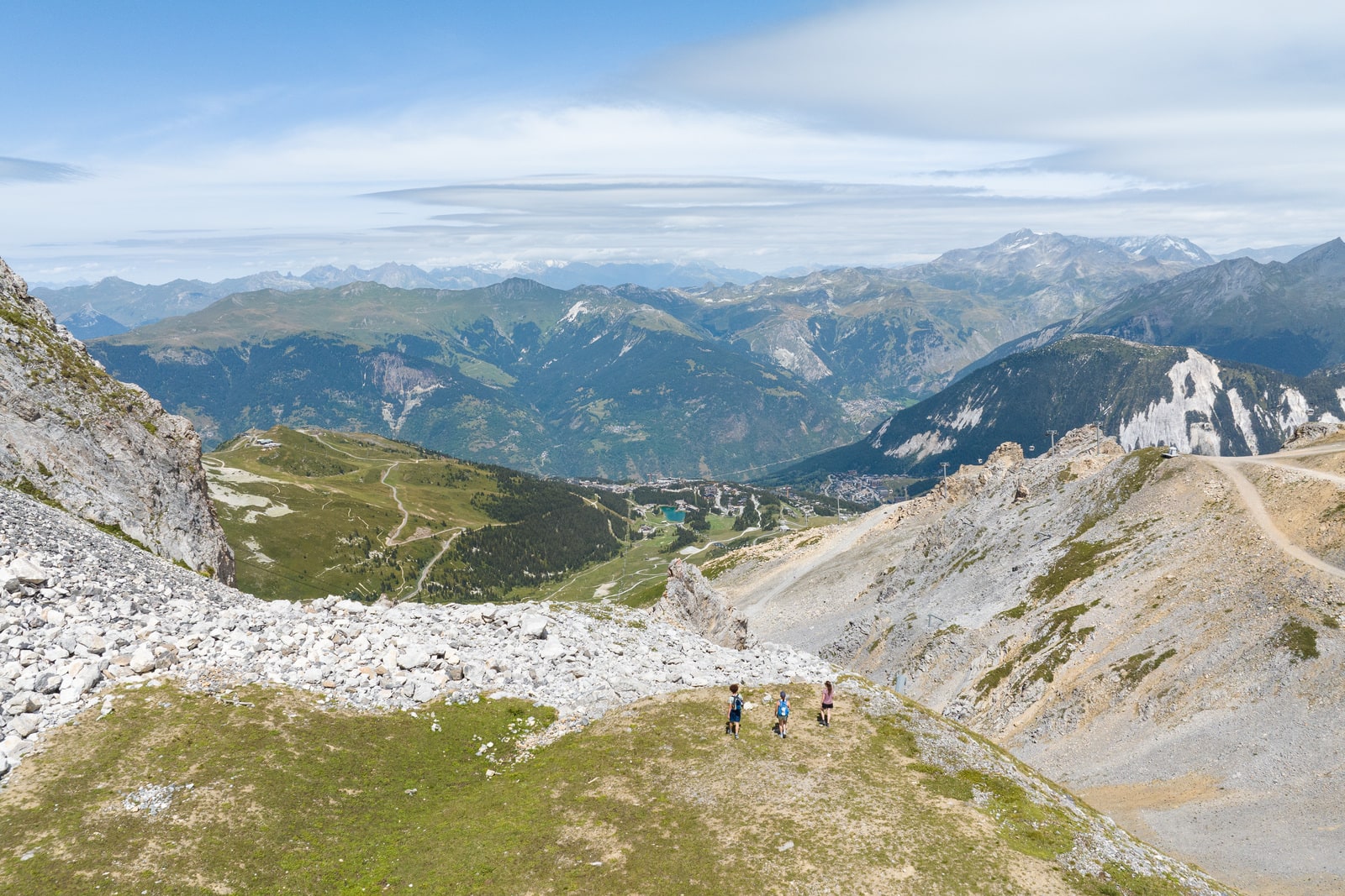 randonneurs face aux montagnes en drone