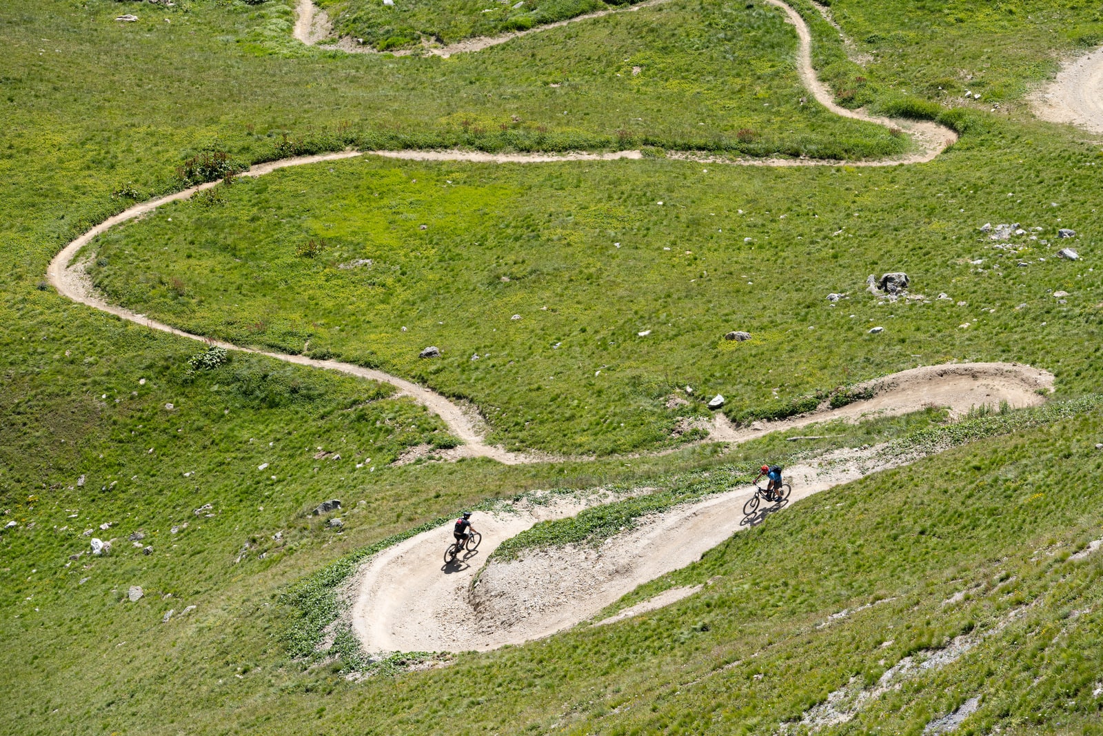 cyclistes en descente en montagne