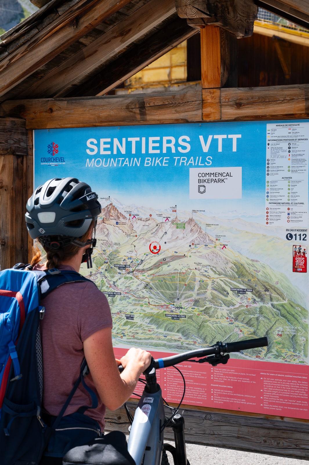 cycliste devant panneau des sentiers vtt