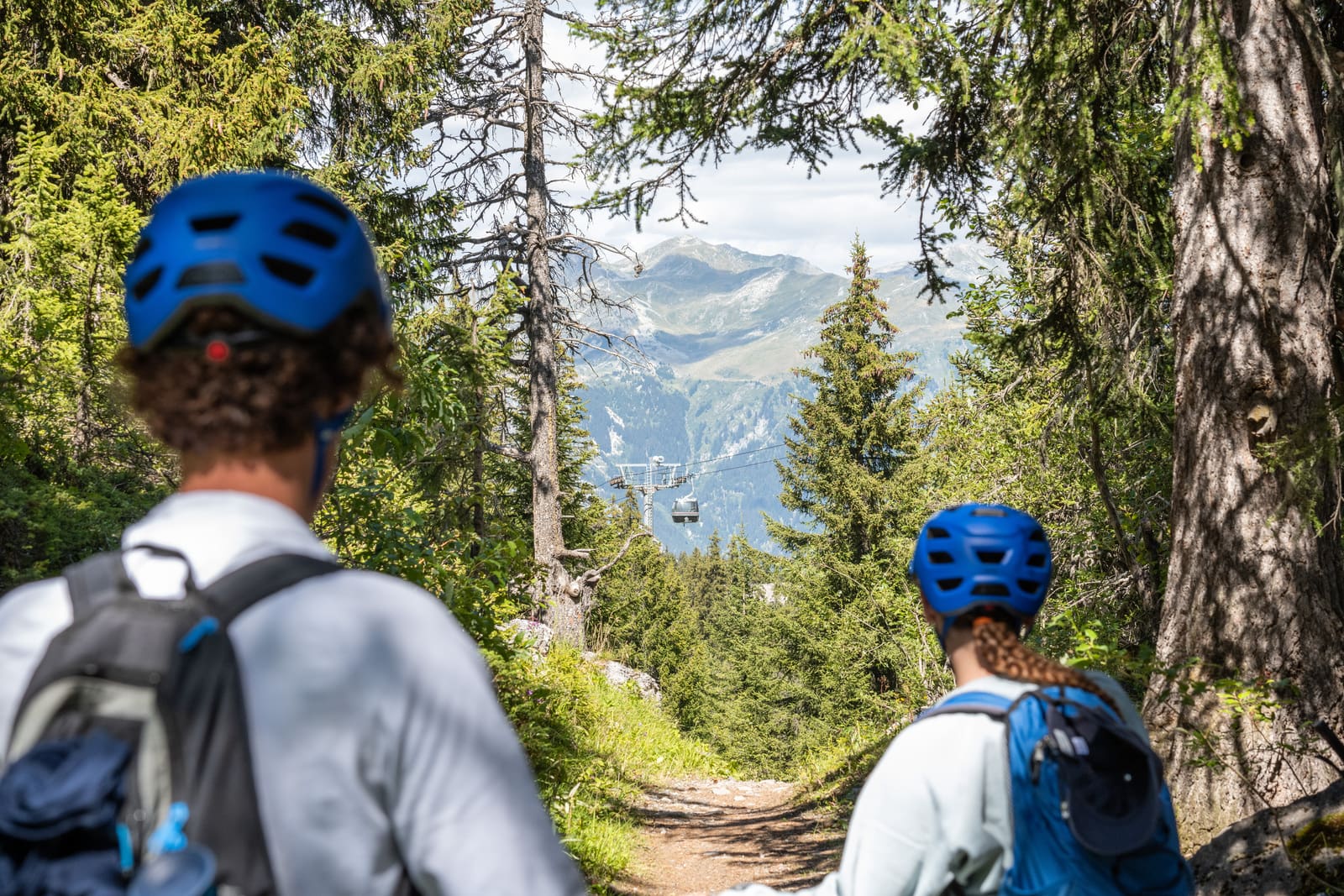 cyclistes face aux montagnes