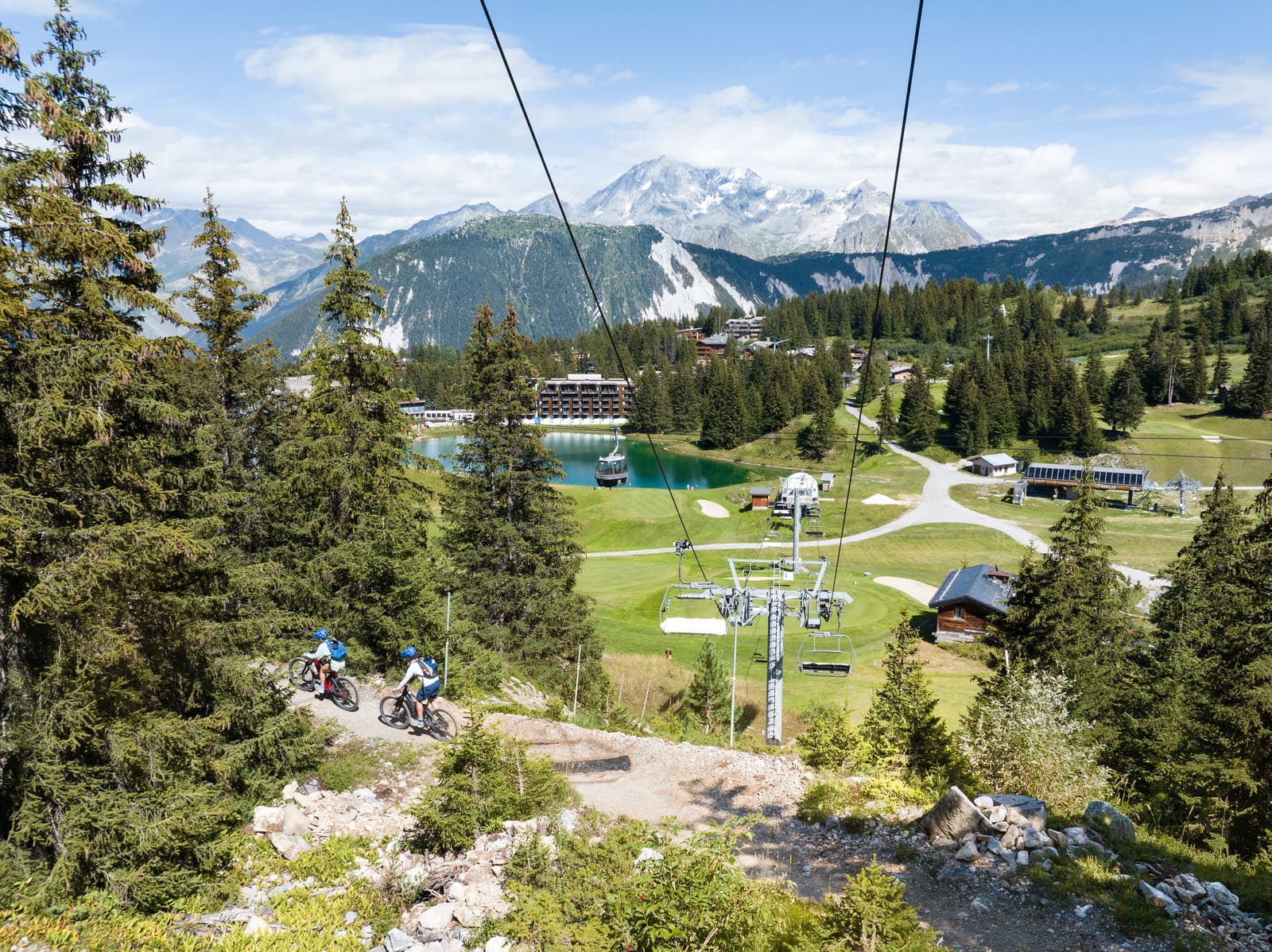 descente vtt avec vue sur la station de ski en été