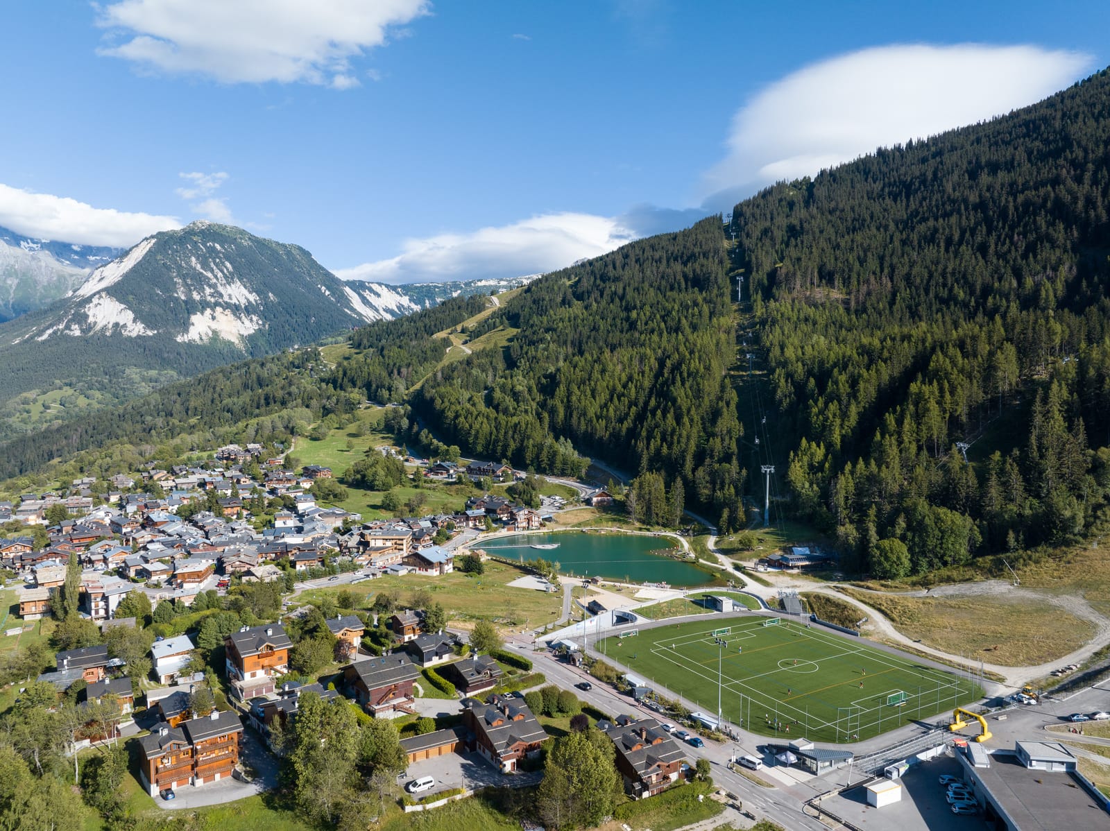 vue en drone station de ski en été