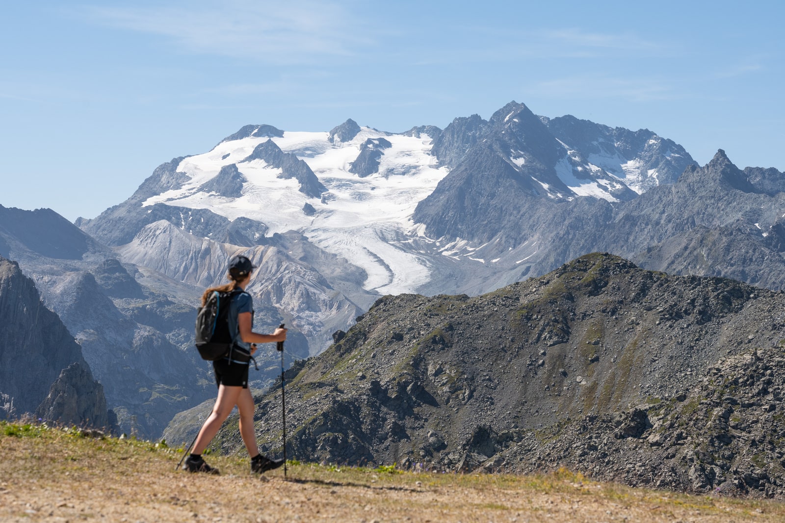 randonneur face au glacier de la Vanoise