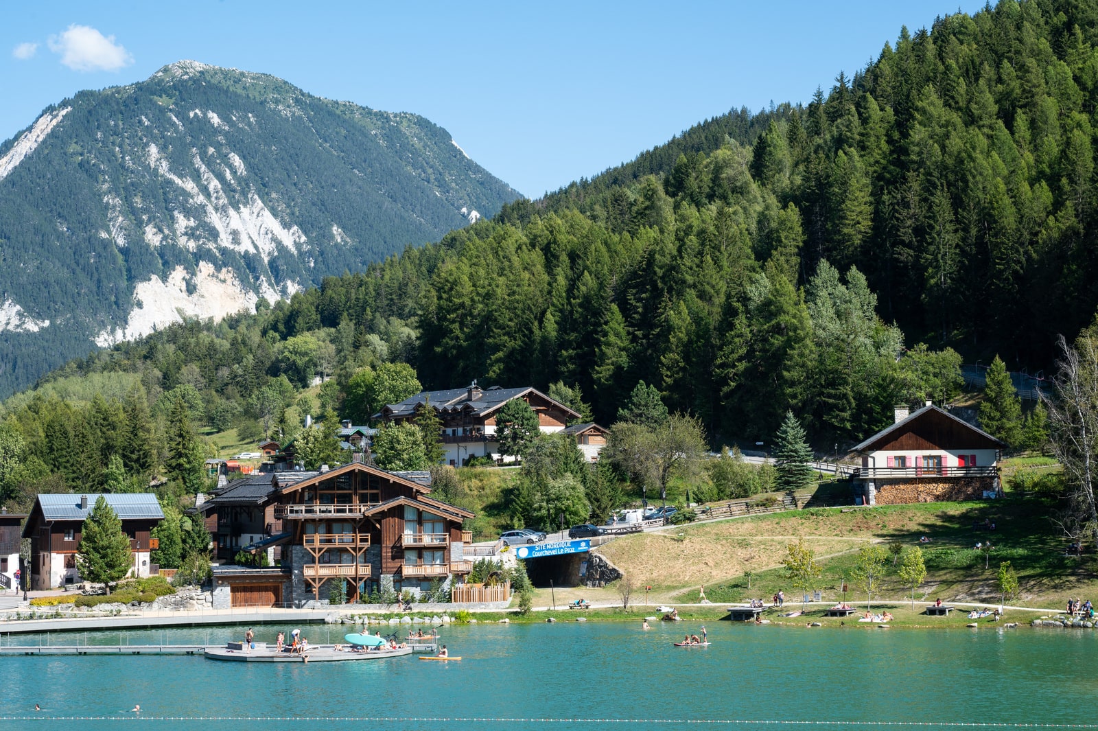 station de ski en été avec un lac de baignade