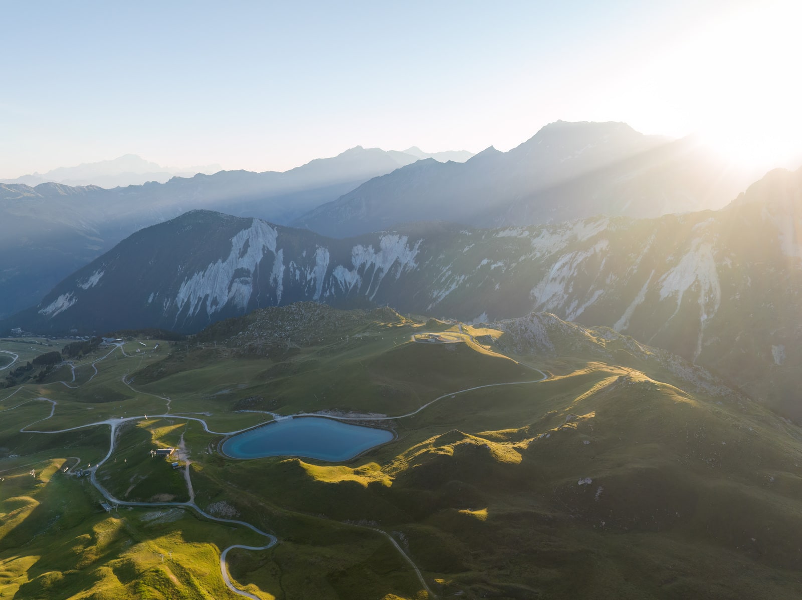 lever de soleil en montagne sur un lac en drone