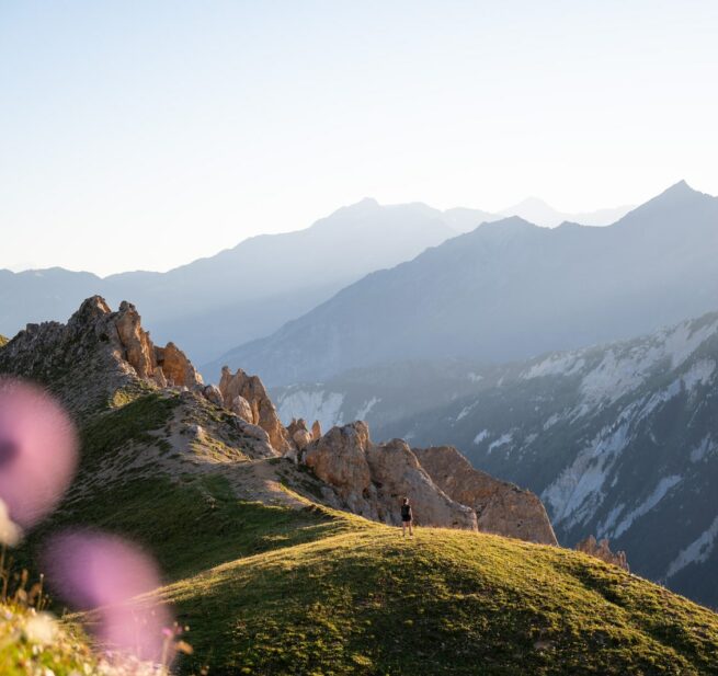 randonneur en montagne lever de soleil