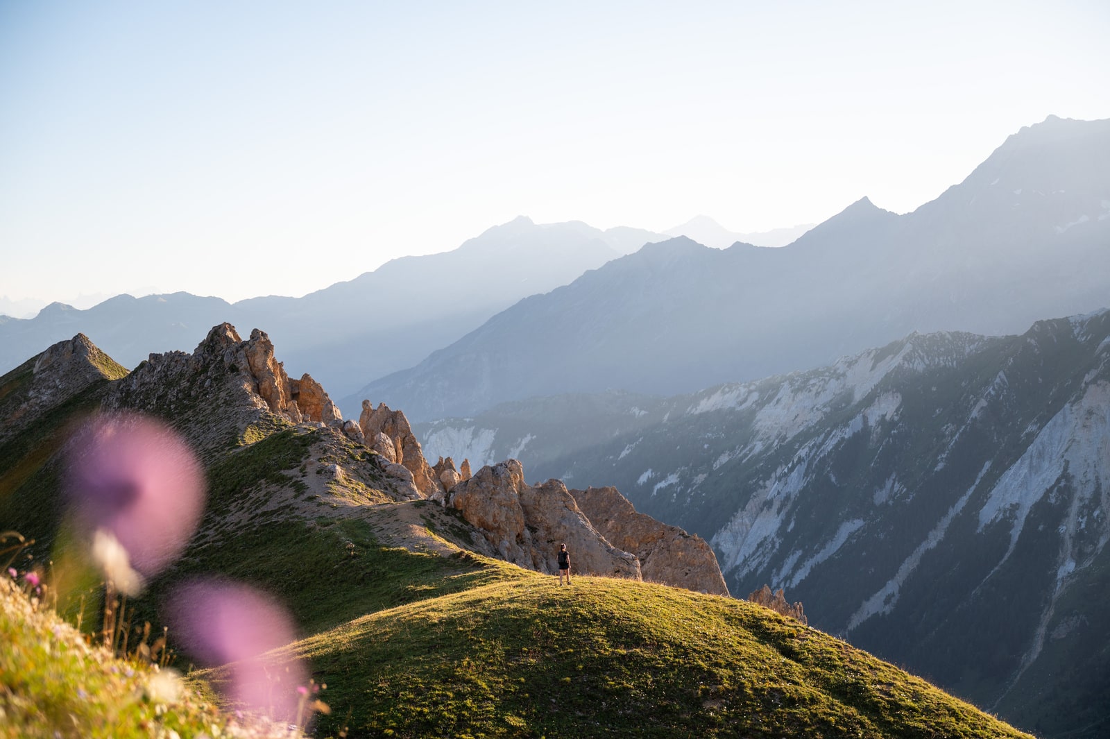 randonneur en montagne au lever du soleil