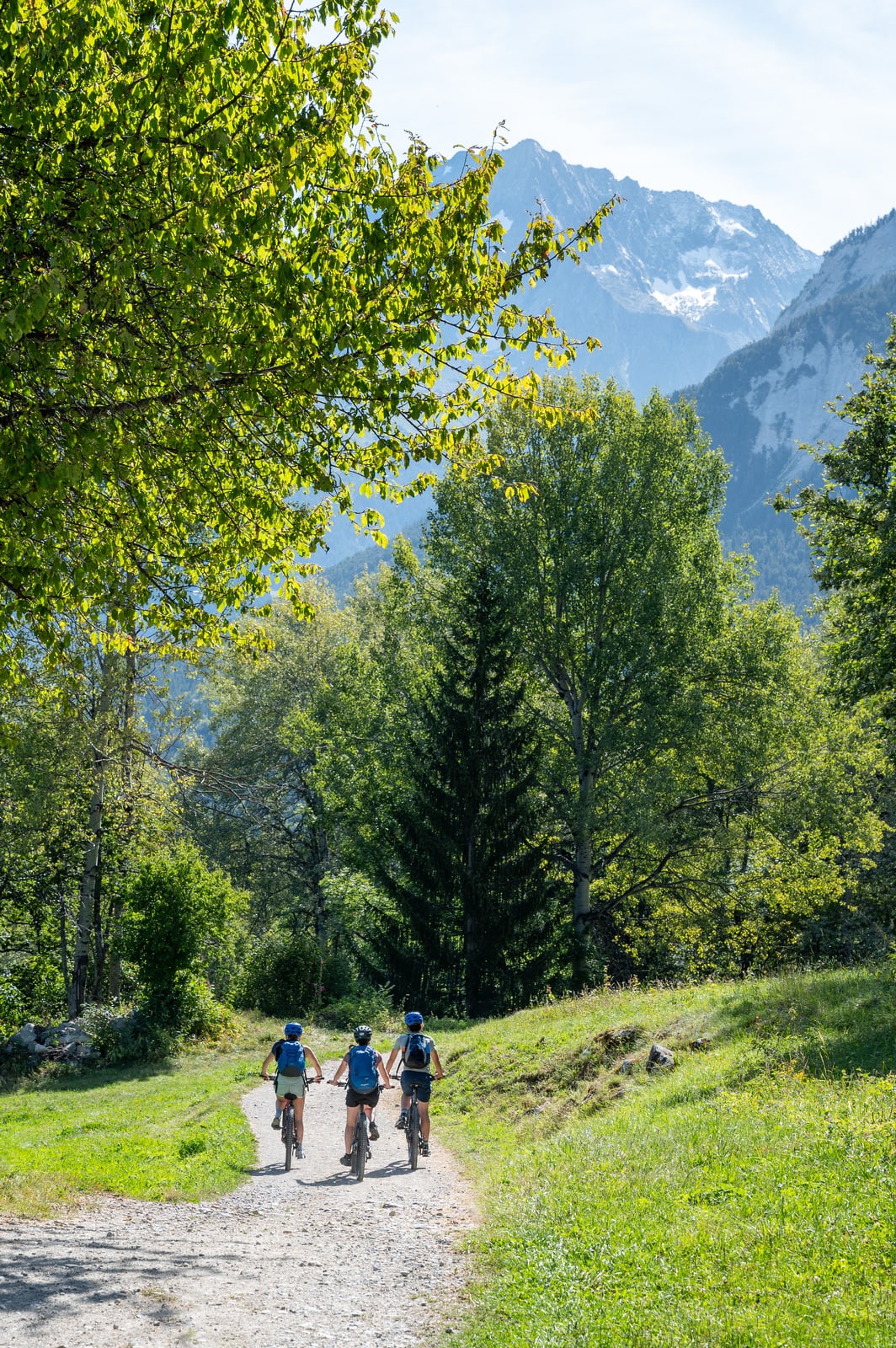 vélos sur chemin face aux montagnes