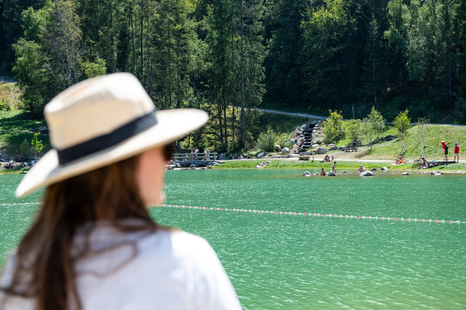 femme devant lac de montagne l'été