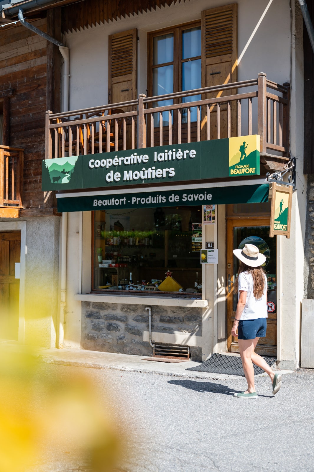 femme devant magasin de fromage