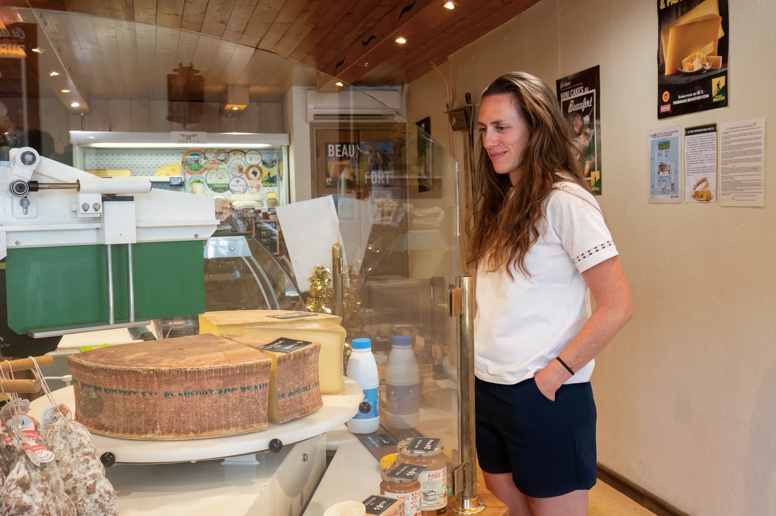 femme dans le magasin de fromage