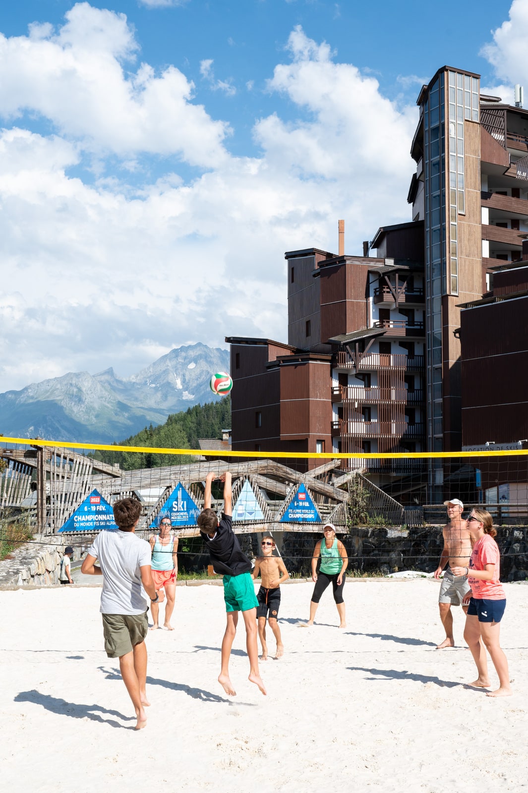 séance de beach-volley en station de ski en été