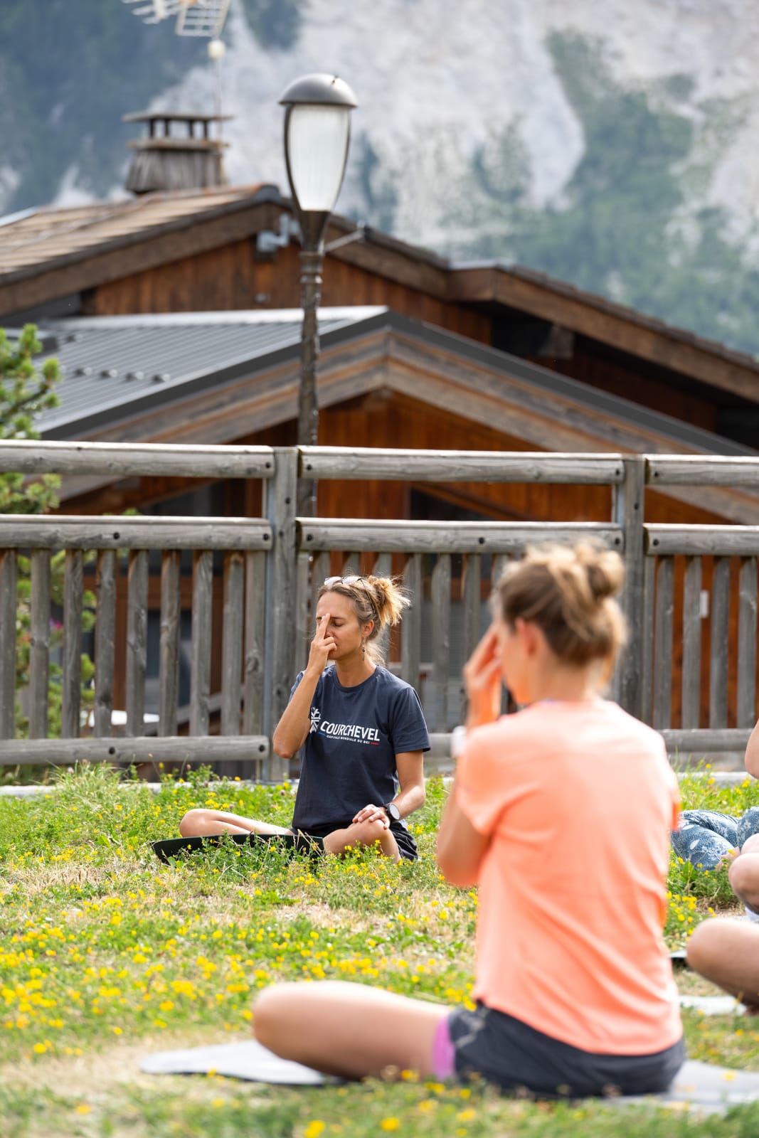 séance de yoga en station de ski en été