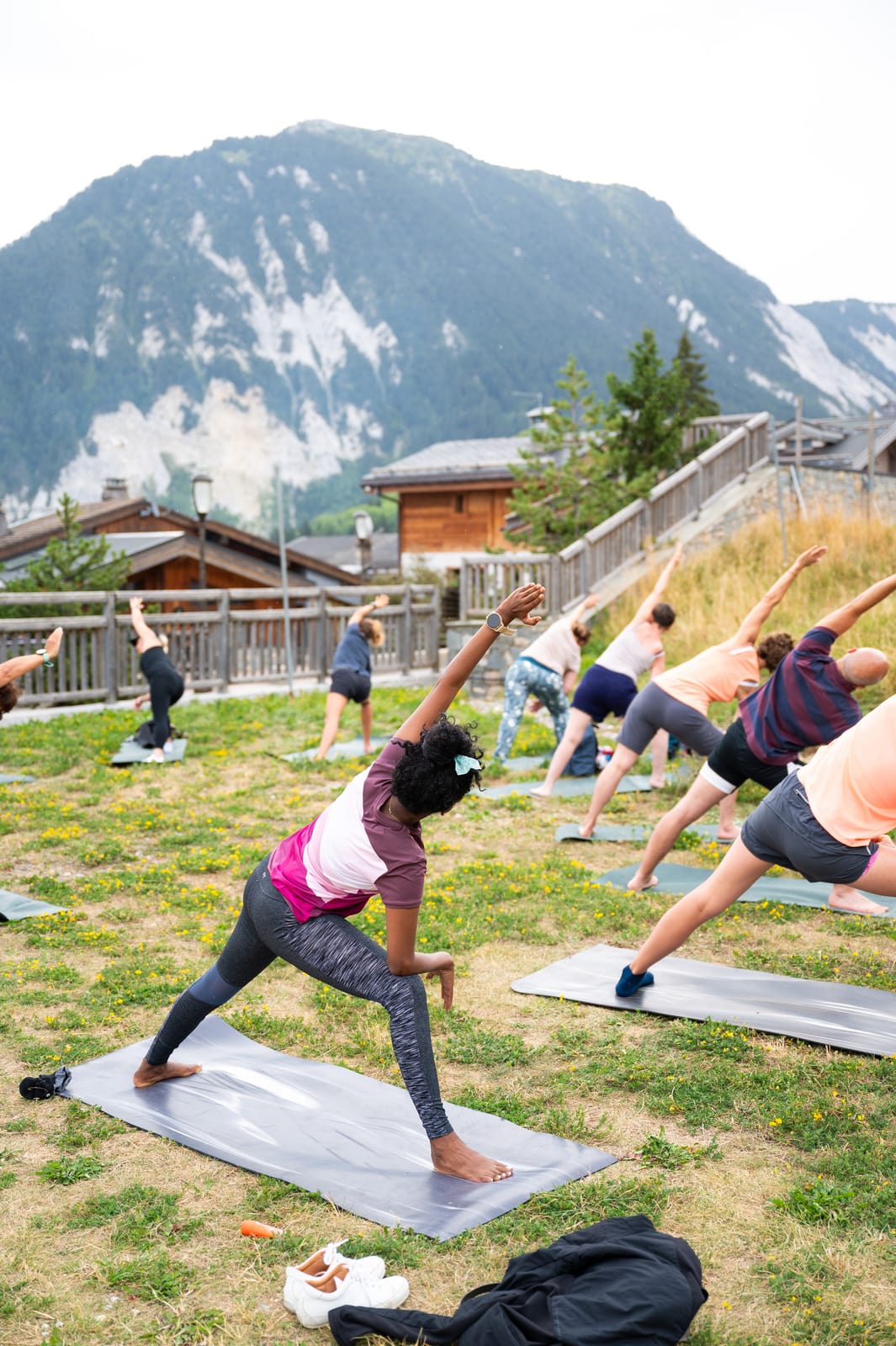 séance de yoga en station de ski en été