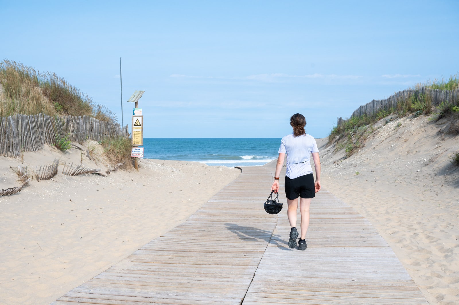 cycliste marche vers la plage